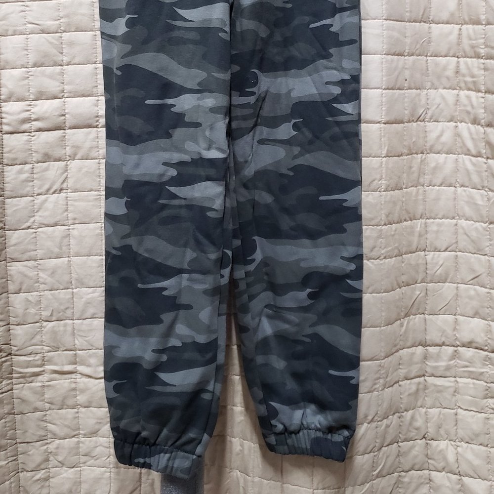 Wild Fable - Women's High-Rise Fleece Sweatpants - Size Medium Color Green Camo - Picture 5 of 8
